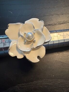 Women’s Adjustable White Flower Pearl Center Ring - Brand Unknown J20